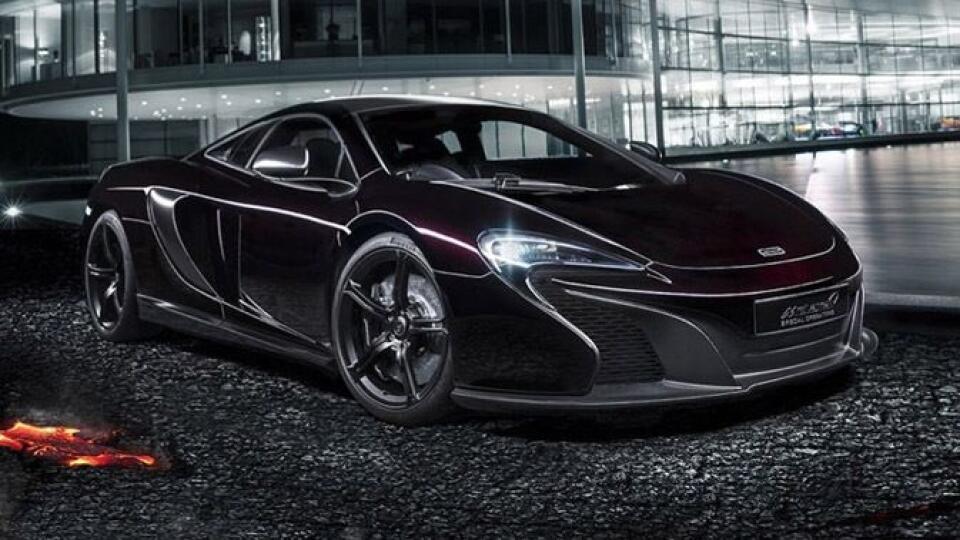 Špeciálny McLaren 650S pred centrálou automobilky