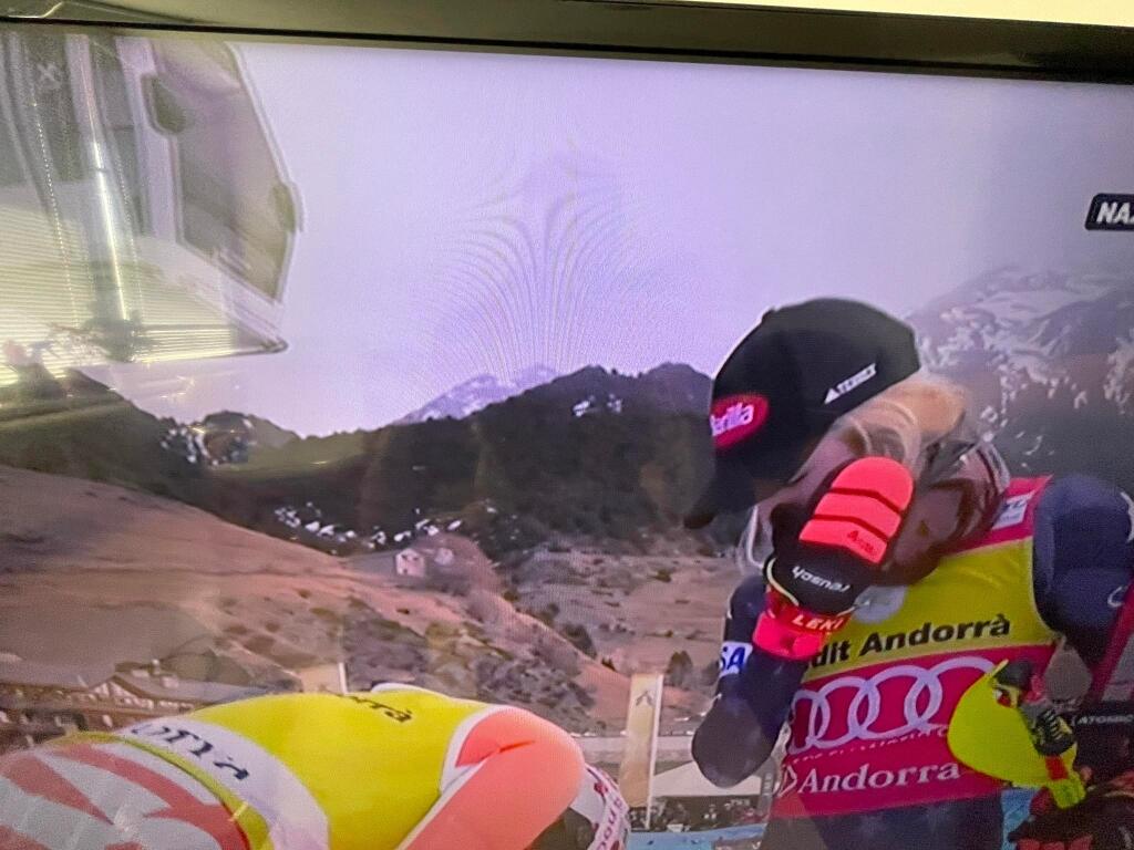 Shiffrinová síce nebola spokojná s 3. miestom, následne však Vlhovej pogratulovala k víťazstvu a vyobjímali sa.