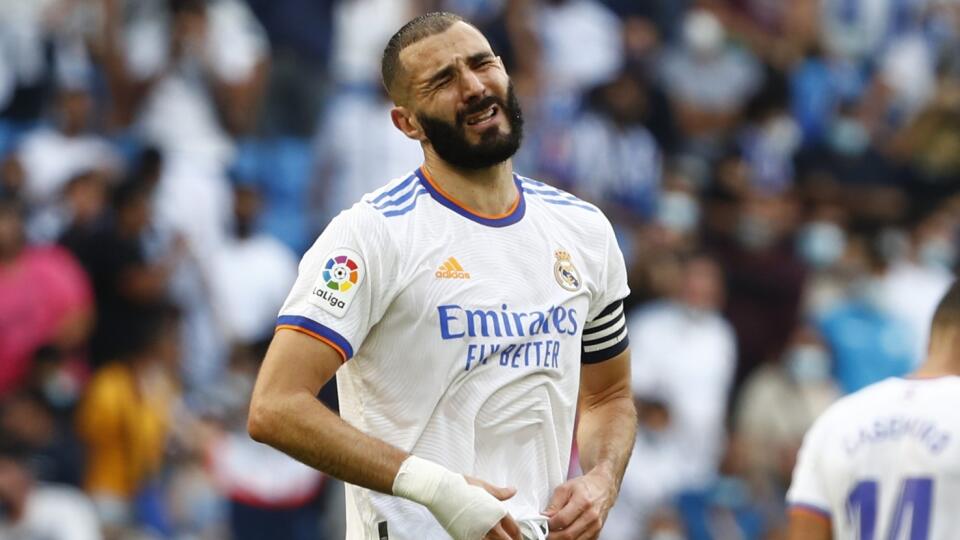 Futbalista Karim Benzema z Realu Madrid reaguje počas zápasu 8. kola španielskej La Ligy Espanyol Barcelona - Real Madrid 3. októbra 2021 v Barcelone.