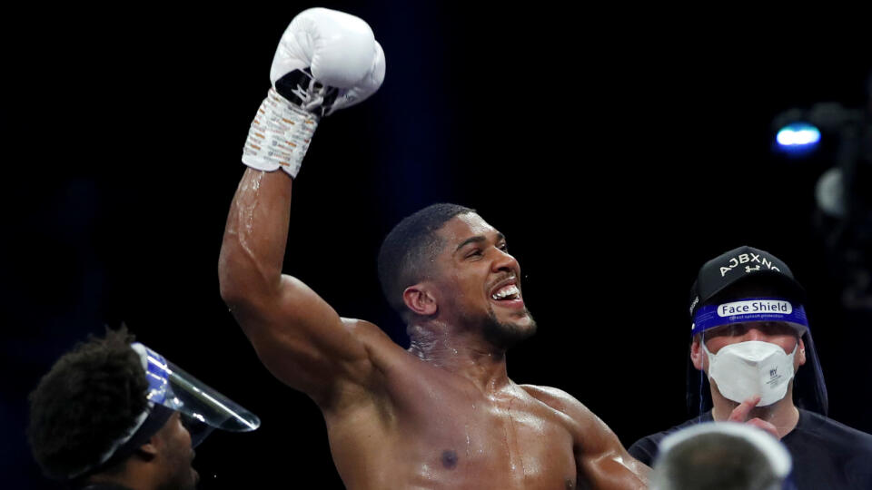 Anthony Joshua knokautoval Puleva a obhájil svoje opasky.