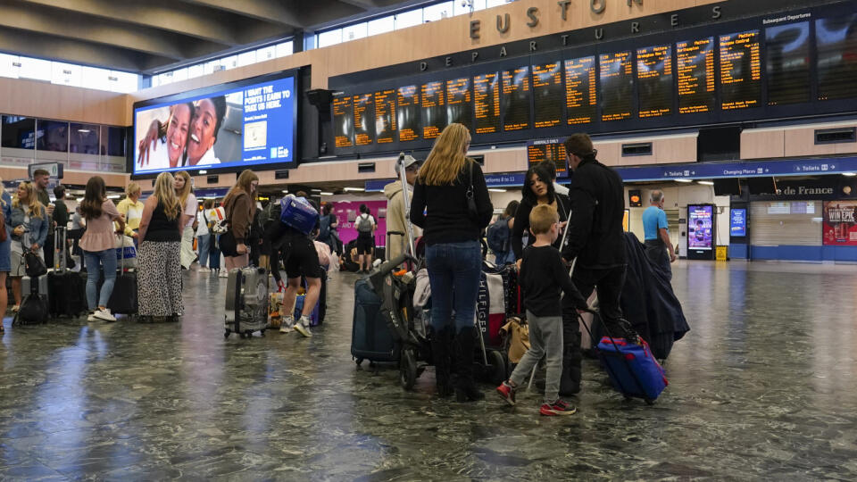 KK41 Londýn - Cestujúci čakajú na ohlásenie vlaku v Londýne 21. júna 2022. V Spojenom kráľovstve sa v utorok, vo štvrtok a v sobotu koná najväčší štrajk pracovníkov železničnej dopravy za posledné desaťročia. Odborom a železničným spoločnostiam sa nepodarilo dohodnúť na platoch a záležitostiach v oblasti istoty zamestnania. Do akcie sa má zapojiť až 40.000 zamestnancov v oblasti železničnej dopravy vrátane upratovačiek, pracovníkov údržby, výpravcov a staničného personálu. Prevádzka by mala b