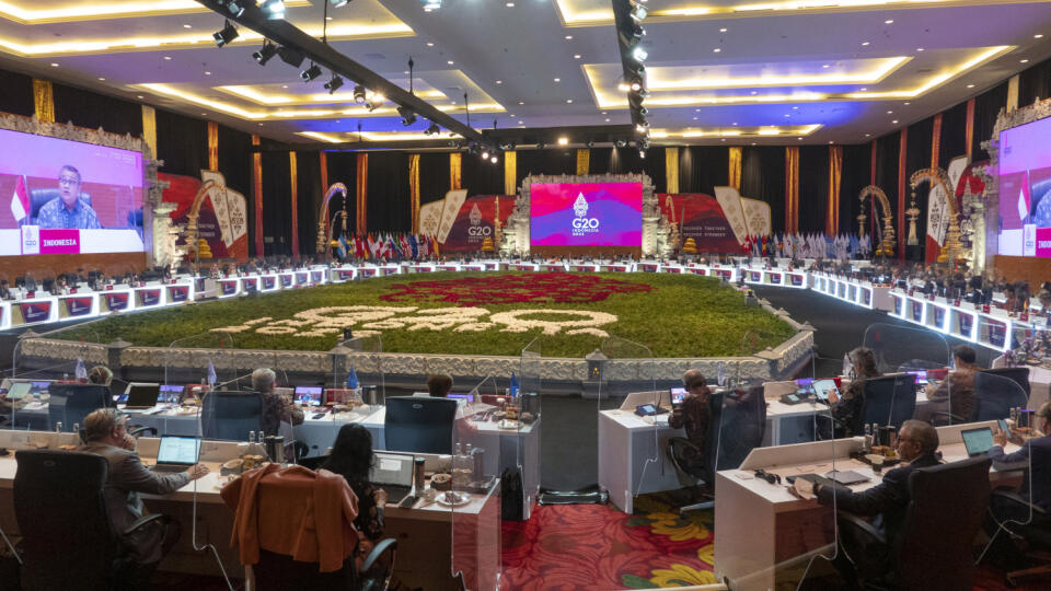 KK25 Nusa Dua - Na snímke ministri financií G20, guvernéri centrálnych bánk krajín G20 počas druhého dňa stretnutia 16. júla 2022 na ostrove Bali. Mnohé krajiny zo skupiny G20 počas ministerských rokovaní týchto najväčších ekonomík sveta odsúdili inváziu Ruska na Ukrajinu a vyzvali Moskvu na ukončenie vojny. FOTO TASR/AP
G20 Finance Ministers, Central Bank Governors and other delegates attend the second day of the G20 Finance Ministers and Central Bank Governors Meeting in Nusa Dua, Bali, Indone