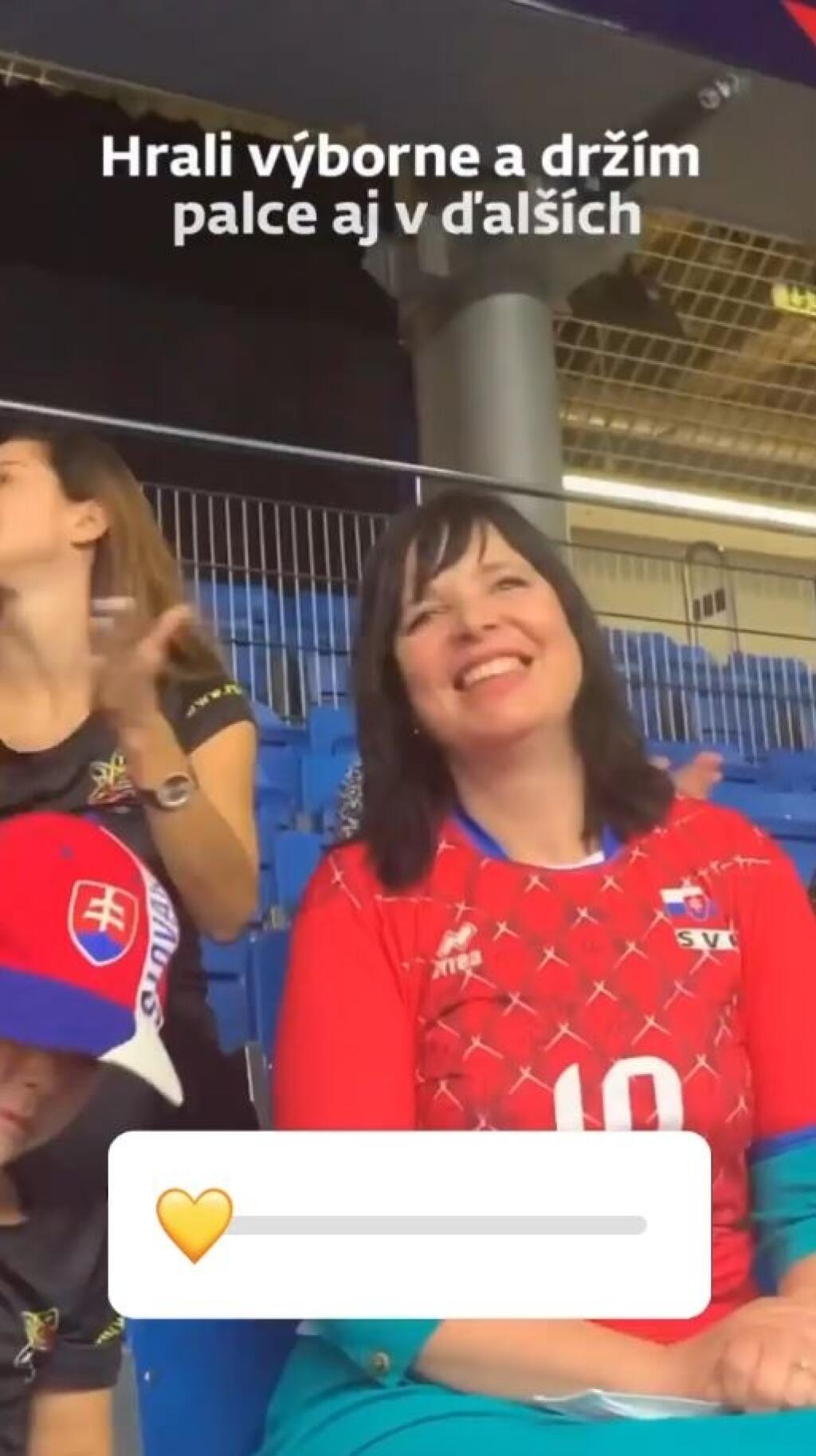 Medzi divákmi na ME vo volejbale sa objavila aj ministerka Veronika Remišová. Tá si na svoje šaty obliekla slovenský dres, ktorý jej darovali z reprezentácie.