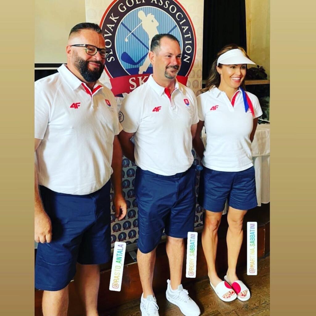 Trojica, ktorá odchádza reprezentovať Slovensko v golfe na olympiádu. Zľava prezident Slovenskej golfovej asociácie (SKGA) Rastislav Antala, reprezentant SR v golfe Rory Sabbatini a nosička jeho golfových palíc a manželka Martina Sabbatiniová.