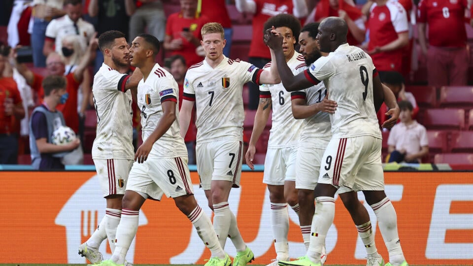 KK53 Kodaň - Belgický futbalista Kevin De Bruyne(7) sa teší z gólu so spoluhráčmi počas zápasu základnej B-skupiny Dánsko - Belgicko na ME vo futbale v Kodani 17. júna 2021. FOTO TASR/AP
Belgium's Kevin De Bruyne, number 7, celebrates after scoring his side's 2nd goal during the Euro 2020 soccer championship group B match between Denmark and Belgium, at the Parken stadium in Copenhagen, Thursday, June 17, 2021. (Wolfgang Rattay, Pool via AP)