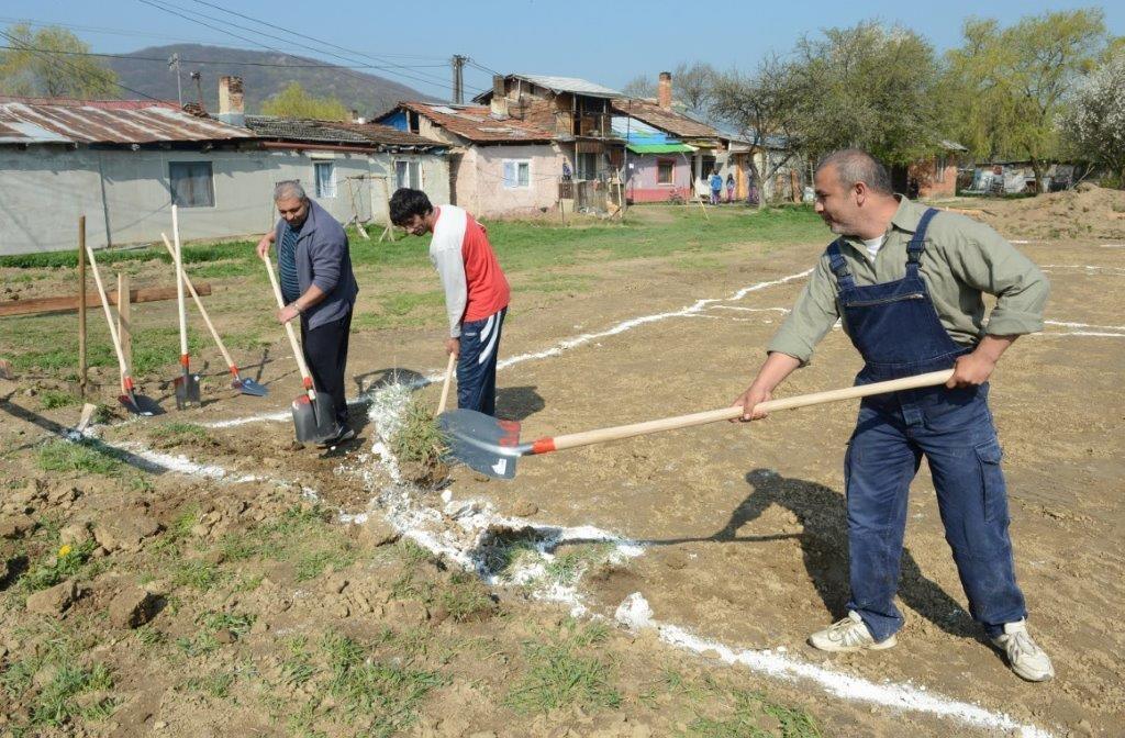 Nezamestnaní boli v Breznici (okres Stropkov) prínosom pre obec. A oni vďaka tomu, že ich starosta cez úrad práce zamestnal a štát prispel na ich mzdu, si dokázali vylepšiť rodinné rozpočty a žilo sa im ľahšie. V regióne s veľkou nezamestnanosťou inú šancu na prácu nemajú.