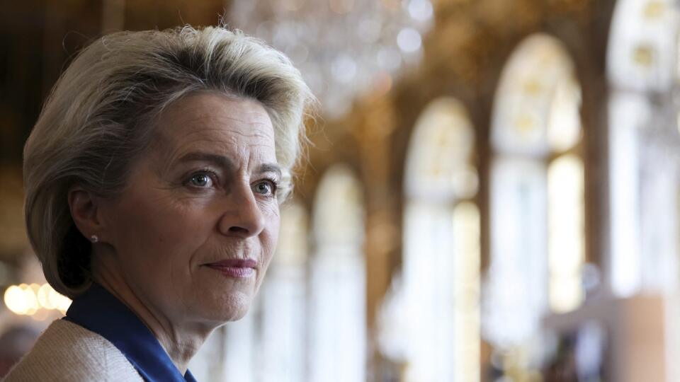 JB 28 Versailles - Predsedníčka Európskej komisie Ursula von der Leyenová počas druhého dňa neformálneho summitu EÚ na zámku Versailles, západne od Paríža 11. marca 2022, kde európski lídri diskutujú o situácii na Ukrajine. Lídri Európskej únie vo štvrtok zmarili nádeje Ukrajiny na rýchle získanie členstva v EÚ, keď na summite vo francúzskom Versailles riešili dôsledky ruskej invázie na Ukrajinu. TASR prevzala správu od agentúry AFP. Dvojdňovému neformálnemu summitu hláv štátov alebo vlád člensk