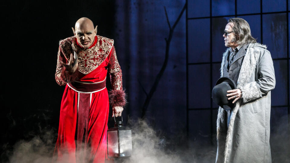 Na snímke zľava herci Sáva Popovič (Gróf Dracula) a Robert Roth (Renfield) počas premiéry hry Divadla Aréna Dracula v Divadle Pavla Országha Hviezdoslava (DPOH) v Bratislave 3. júna 2022. FOTO TASR - Dano Veselský