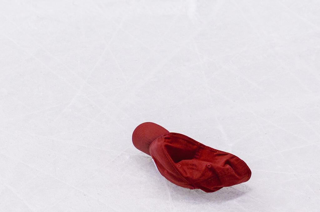Na snímke diváci zahádzali ľadovú plochu predmetmi počas zápasu A skupiny hokejových Majstrovstiev sveta IIHF 2019 medzi reprezentáciami Slovenska a Kanady.