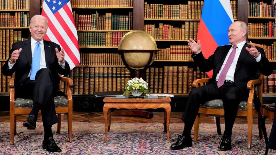 Ruský prezident Vladimir Putin (druhý vpravo) a americký prezident Joe Biden (druhý zľava) sa usmievajú počas stretnutia vo vile La Grange v Ženeve v stredu 16. júna 2021.
