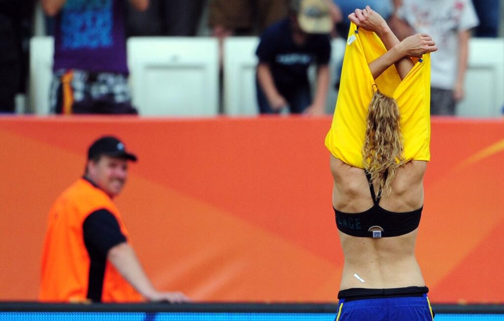 Švédka Charlotte Rohlinová taktiež vyzliekla dres rovno na ihrisku.