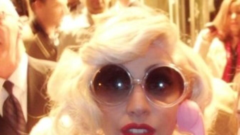 Lady Gaga sa premenila na ikonu 50. rokov.