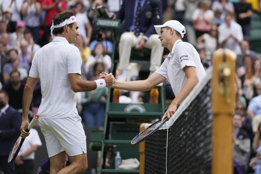 JB 34 Londýn - Poľský tenista Hubert Hurkacz (vpravo) si podáva ruku s porazeným Švajčiarom Rogerom Federerom po jeho výhre v štvrťfinále dvojhry na grandslamovom tenisovom turnaji Wimbledon v Londýne 7. júla 2021. FOTO TASR/AP
Poland's Hubert Hurkacz greets Switzerland's Roger Federer after defeating him in the men's singles quarterfinals match on day nine of the Wimbledon Tennis Championships in London, Wednesday, July 7, 2021. (AP Photo/Kirsty Wigglesworth)