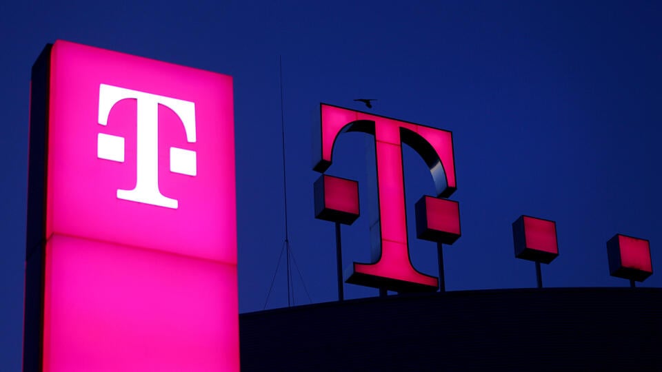 WA 29 archív Bonn - Na archívnej snímke z 13. februára 2021 logo nemeckého telekomunikačného gigantu Deutsche Telekom na budove centrály v Bonne. Spoločnosť Deutsche Telekom v piatok 26. februára 2021 informovala, že jej čistý zisk vo 4. štvrťroku 2020 strmo vzrástol. Prispela k tomu aj fúzia s americkou spoločnosťou T-Mobile. FOTO TASR/DPA
ARCHIV - 13.02.2019, Nordrhein-Westfalen, Bonn: Das Logo der Deutschen Telekom leuchtet auf dem Dach der Unternehmenszentrale. Beim Glasfaserausbau will di