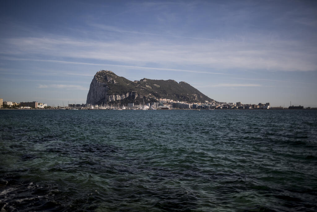JB 11 Gibraltár - Na archívnej snímke zo 17. októbra 2019 pohľad na skalu v Gibraltári zo španielskeho mesta La Linea počas všeobecných volieb v Gibraltári. Osud Británie