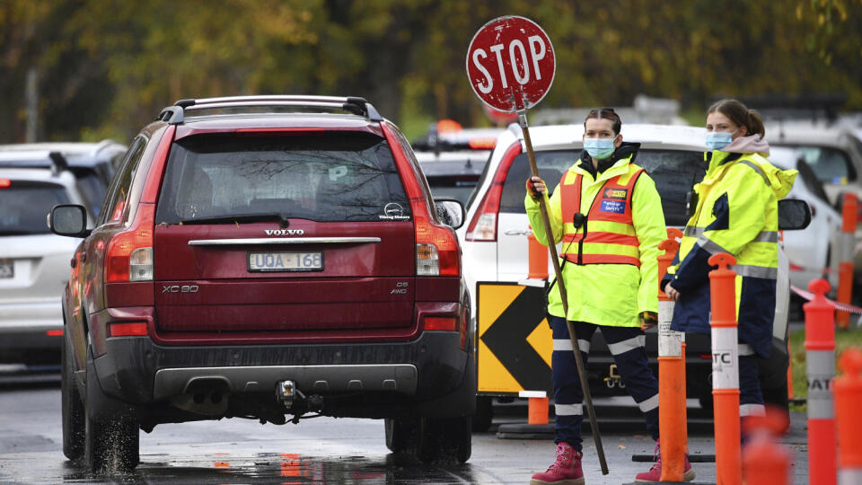 WA 10 archív Melbourne - Na archívnej snímke z 27. mája 2021 kontrola vodičov počas lockdownu v Melbourne. Lockdown v austrálskom meste Melbourne súvisiaci s pandémiou koronavírusu predĺžia o týždeň, informuje v stredu 2. júna agentúra DPA. Vo zvyšku austrálskeho štátu Viktória budú obmedzenia v piatok uvoľnené, potvrdil tamojší premiér James Merlino. V Melbourne môžu obyvatelia opustiť svoje domovy len v prípade cesty do práce, na nákup, s cieľom športovej aktivity alebo cesty na očkovanie prot