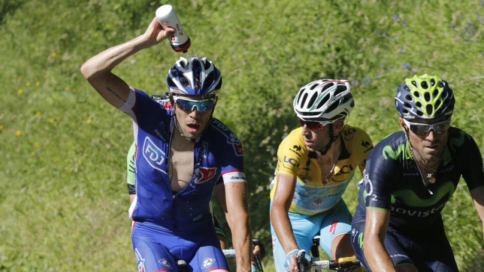 Vincenzo Nibali (v žltom) môže dnes zveľadiť svoj nádskok na čele pretekov.