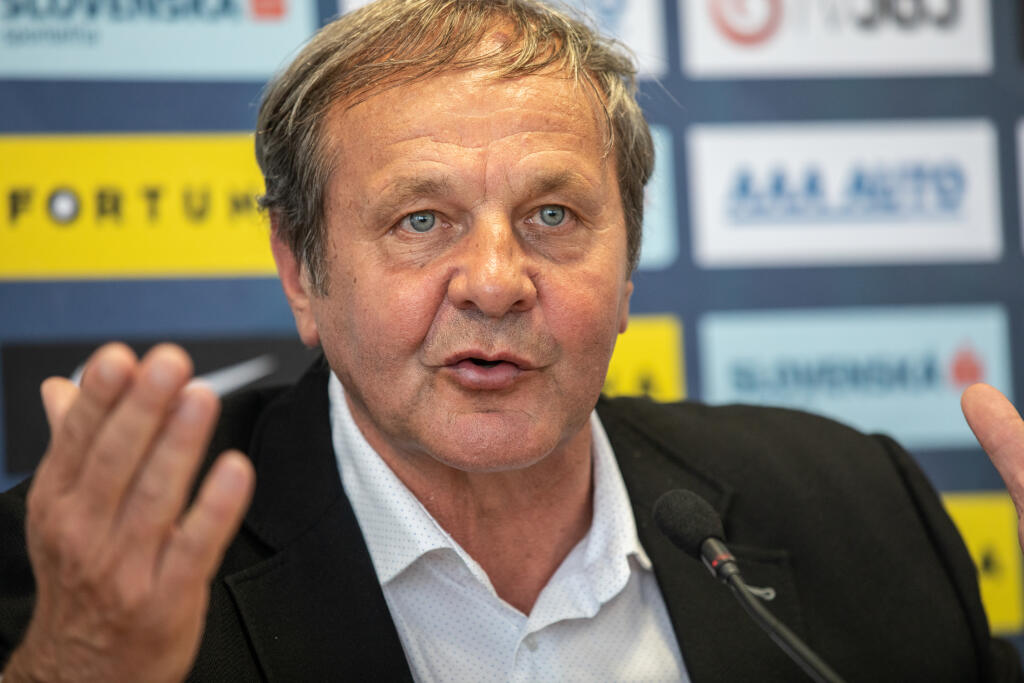 Kozák na futbal nezanevrie, je to jeho srdcová záležitosť a v tomto duchu rozmýšľal aj pri učinení rozhodnutia skončiť pri reprezentácii. "Strašne mi futbal chýba a bude chýbať. V danej chvíli som však vyhodnotil situáciu tak, že pre futbal bude najlepšie, keď skončím. Stále chcem ostať slobodný človek, to je pre mňa najviac v živote. A taký aj ostanem."