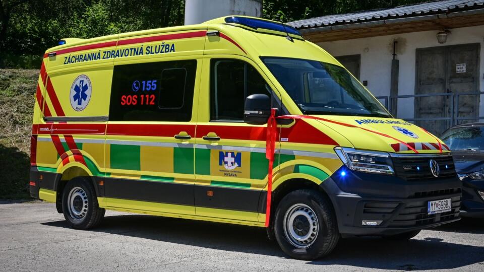 Na snímke nové sanitné vozidlo počas slávnostného odovzdania v nemocnici v Myjave 10. jĂşla 2020. FOTO TASR - Róbert Fritz