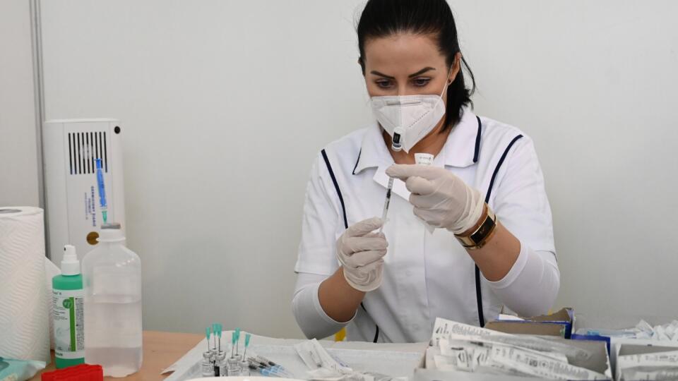 Trnavská župa spúšťa očkovanie treťou dávkou vakcíny proti ochoreniu Covid-19. Na snímke lekárka naťahuje vakcínu do striekačky v očkovacom centre na Strednej odbornej škole elektrotechnickej v Trnave v sobotu 23. októbra 2021. FOTO TASR - Lukáš Grinaj