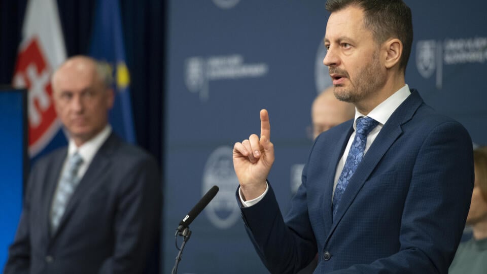 Na snímke vpravo dočasne poverený premiér a minister financií SR Eduard Heger (OĽANO) a dočasne poverený minister hospodárstva SR Karel Hirman počas tlačovej konferencie po rokovaní vlády SR 16. januára 2023 v Bratislave. FOTO TASR - Pavel Neubauer