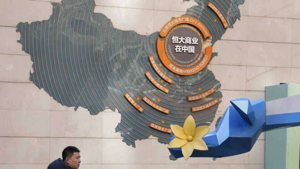 Na snímke mapa, ktorá zobrazuje domáce vývojové projekty čínskej developerskej skupiny China Evergrande Group 7. decembra 2021 v Pekingu.