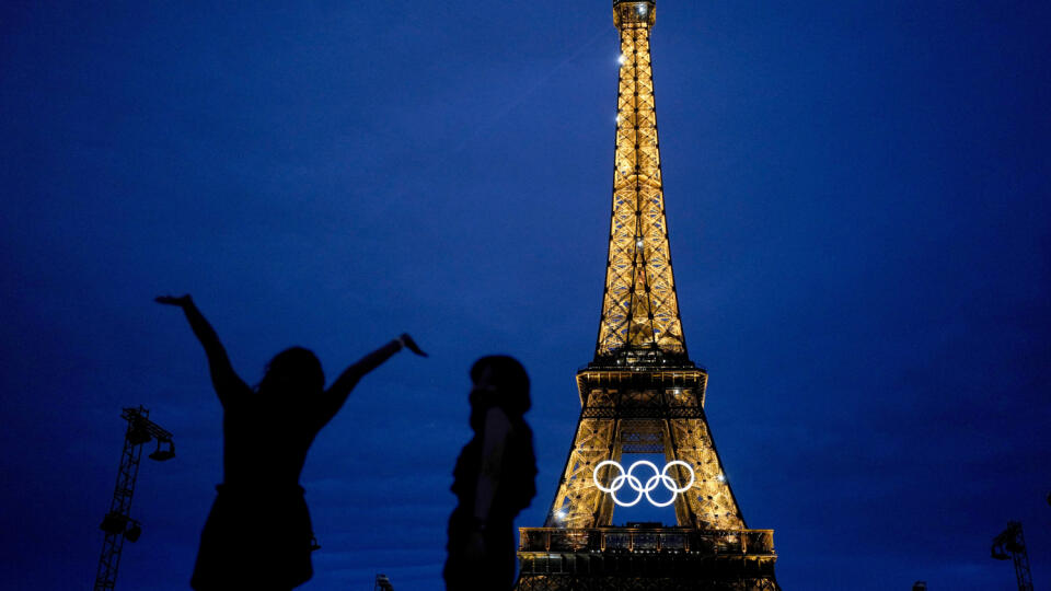 WA 4 Paríž - Američanka Amarilees Bolorinová (vľavo) sa fotí s priateľkou pred Eiffelvoou vežou pred OH2024 v Paríži vo štvrtok 25. júla 2024. Olympisjké hry sa začnú v piatok 26. júla a potrvajp do 11. augusta. FOTO TASR/AP
The United States' Amarilees Bolorin, left, takes a selfie with a friend in front of the Eiffel Tower ahead of the 2024 Summer Olympics, Thursday, July 25, 2024, in Paris, France. (AP Photo/Natacha Pisarenko)