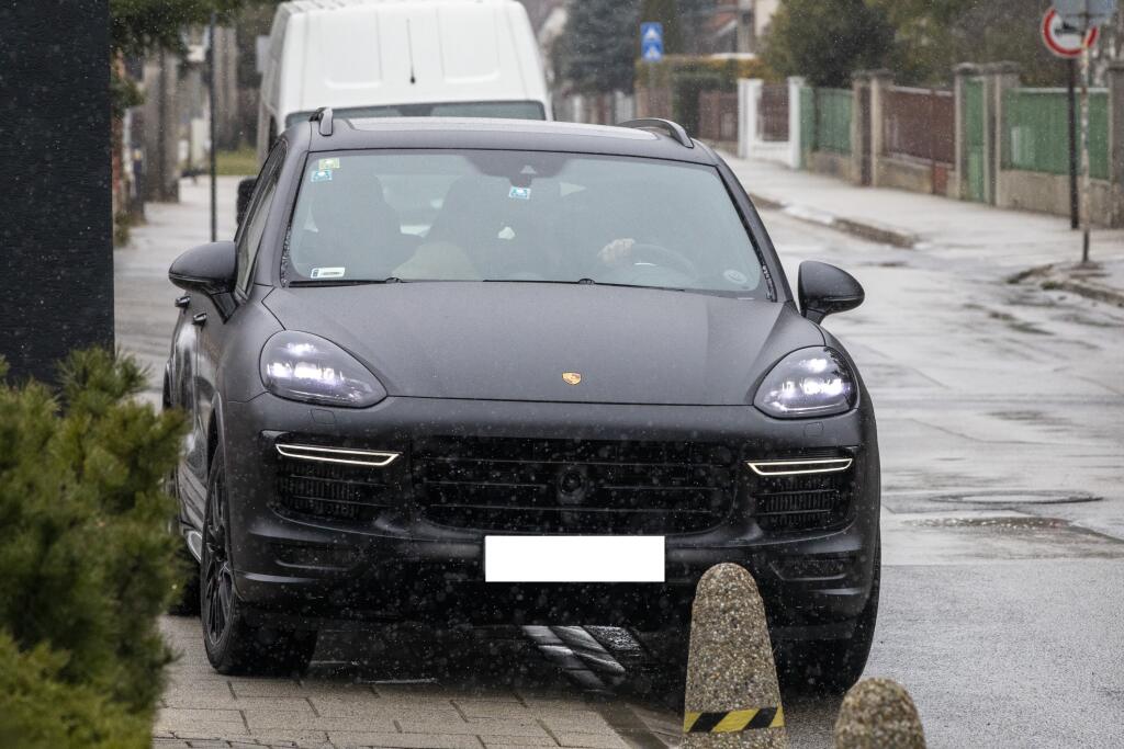 Kuciak má zrejme slabosť na Porsche, pretože už predtým prišiel na reprezentačný zraz na čiernom Cayenne.
