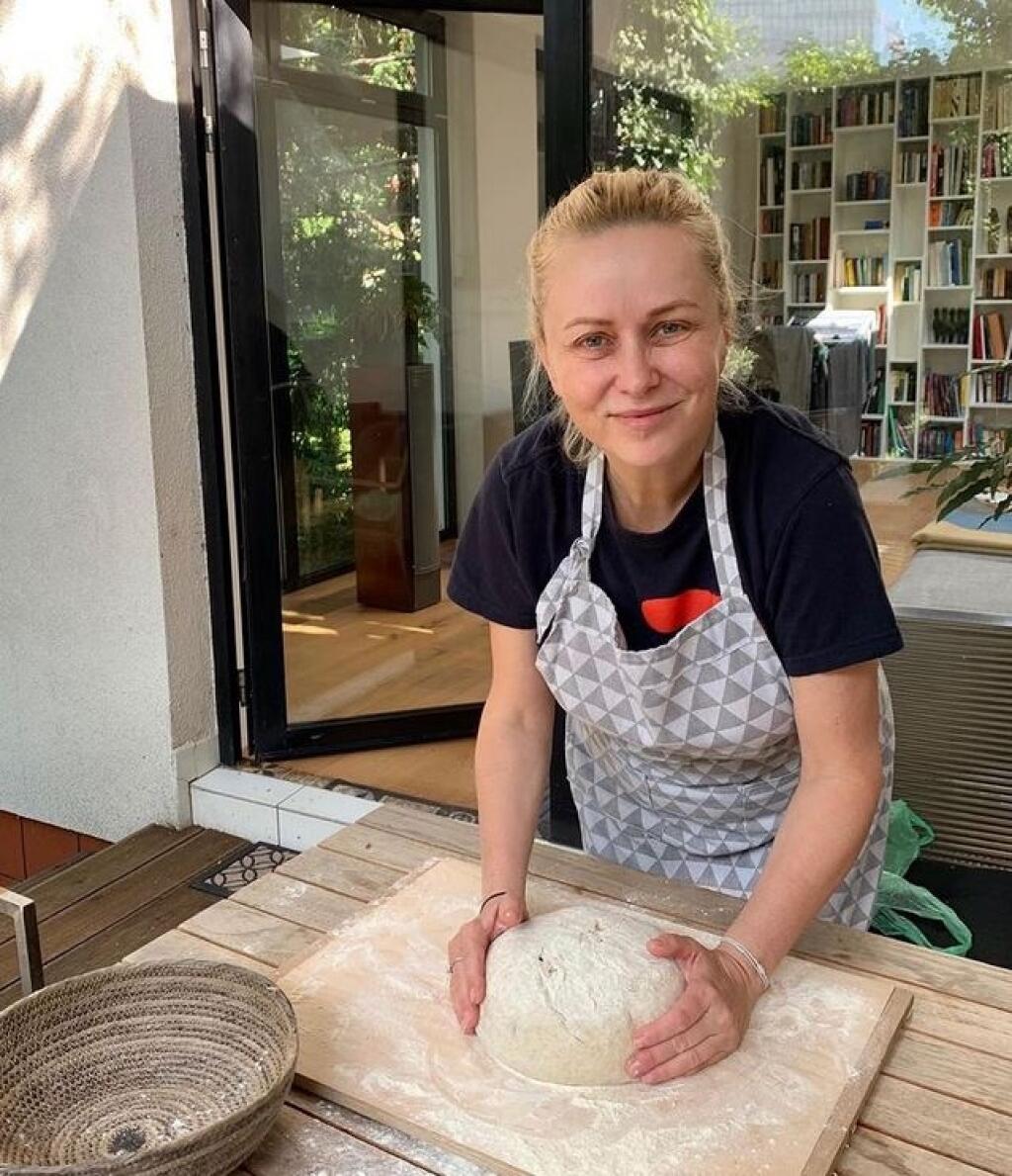 Presklená obývačka Michaely Čobejovej sa otvára priamo na terasu.