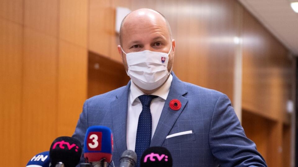 Na snímke minister obrany SR Jaroslav Naď (OĽaNO) pred zasadnutím 51. schôdze vlády SR 11. novembra 2020 v Bratislave.