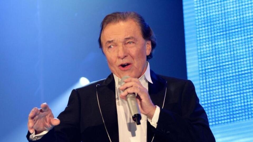Karel Gott: HLas, ktorý ho živí musí aspoň týždeň odpočívať. Môže za to zápal hrtanu.