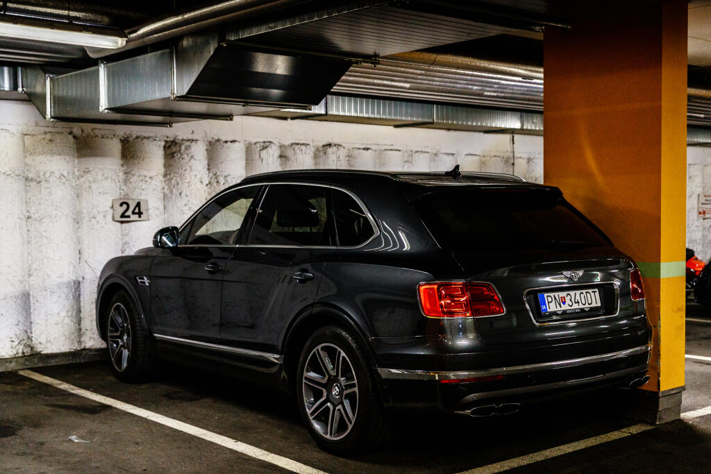 Cibulkovci majú v súkromnej viedenskej nemocnici odparkované ich luxusné Bentley.