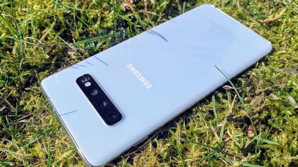 Galaxy S10+ v tráve