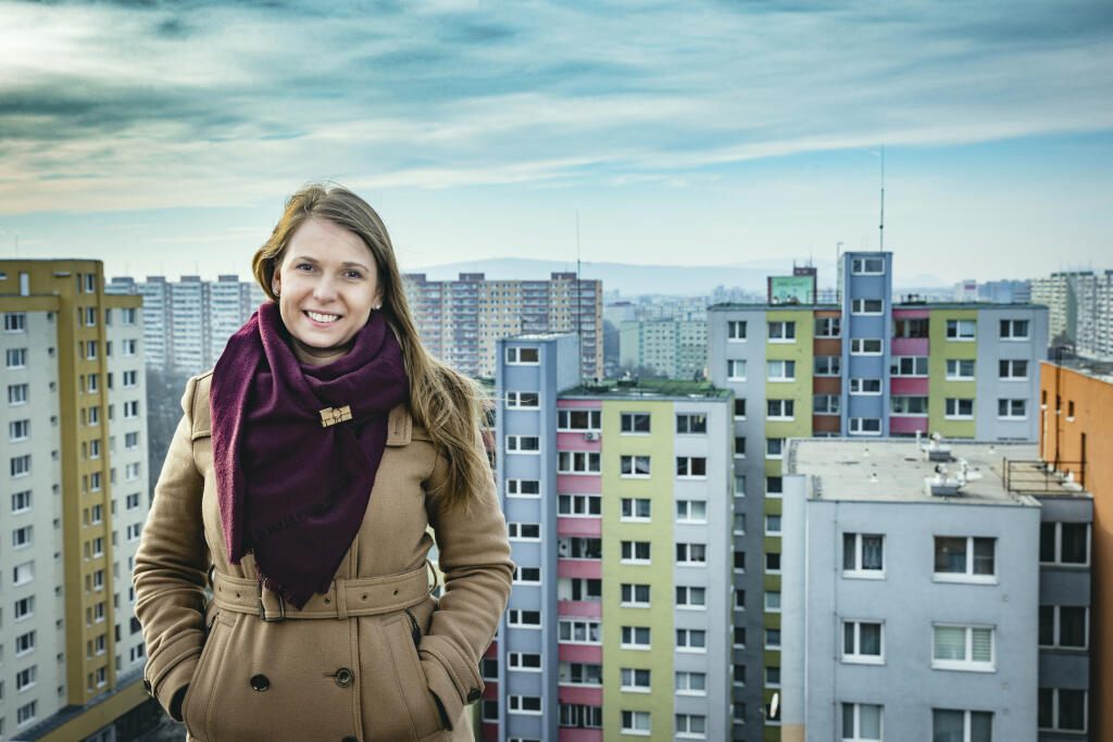 Janu Žjak zaujíma architektúra socializmu. Vďaka tomu a vďaka pandémii vznikli originálne brošne.