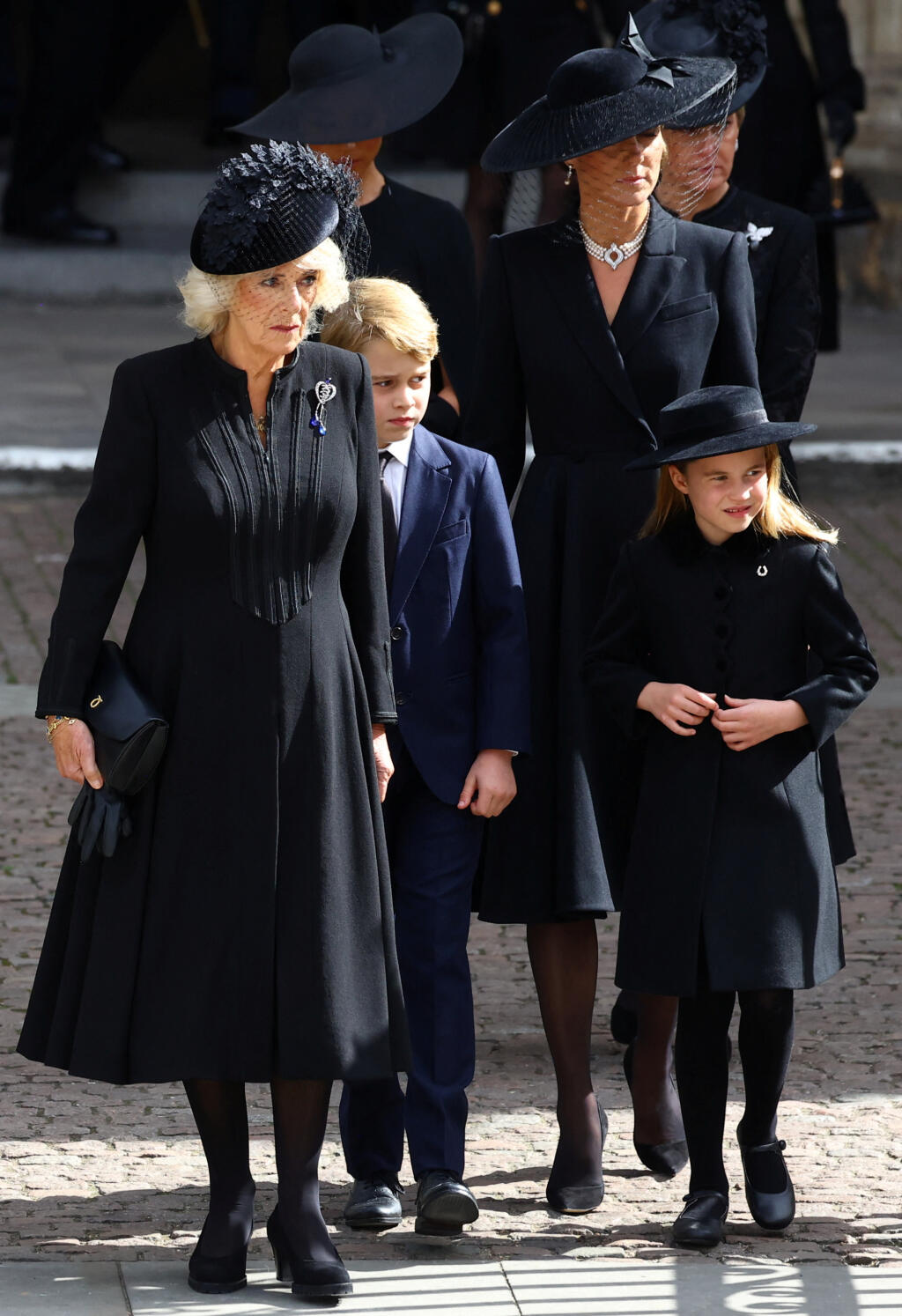 Kráľovná manželka Camilla, princ George a princezná Charlotte s mamou, princeznou Kate.