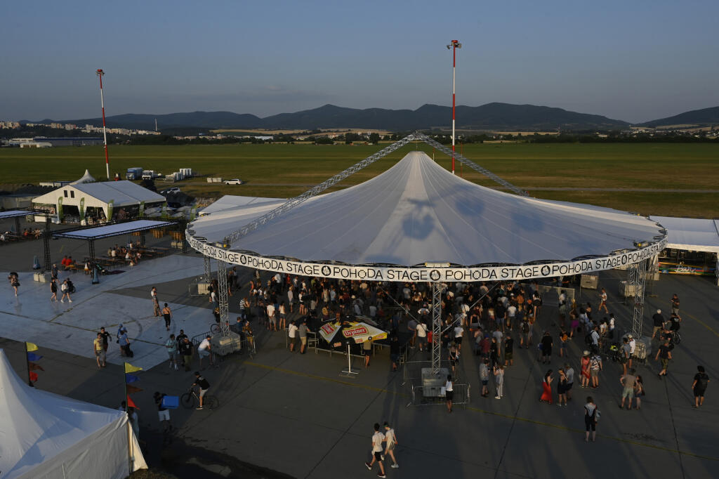 Pohľad na hlavné pódium počas otváracieho dňa série piatich festivalov so spoločným názvom Pohoda on the Ground, 7. júla 2021 na letisku v Trenčíne. FOTO TASR - Radovan Stoklasa