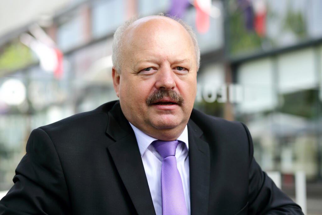 Na snímke generálporučík Ing. Pavel Macko, rozhovor potom, ako idišiel z armády. 