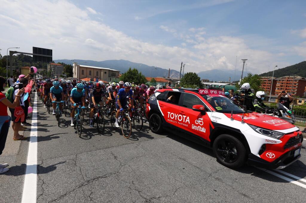 Štart 20. etapy Giro d´Italia vyvolal v mestečku Verbania-Valle Spluga ošiaľ. Stovky fanúšikov vyprevádzali cyklistov na 164-kilometrovú trať.