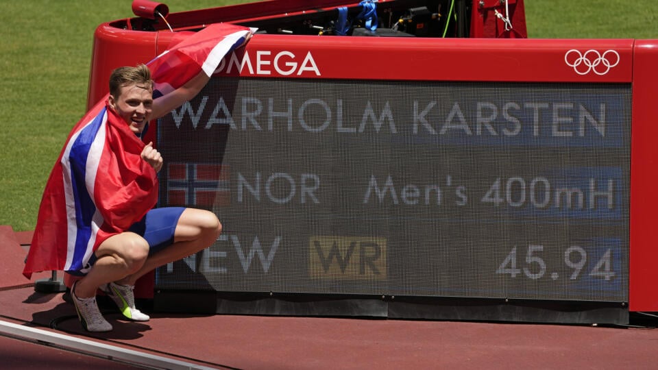 KK9 Tokio - Nórsky atlét Karsten Warholm sa teší vedľa svetelnej tabule zo zisku zlatej medaily v behu mužov na 400 m cez prekážky vo svetovom rekorde 45,94 sekundy na OH v Tokiu 3. augusta 2021.  FOTO TASR/AP
Karsten Warholm, of Norway celebrates next to the scoreboard showing his world record as he wins the gold medal in the final of the men's 400-meter hurdles at the 2020 Summer Olympics, Tuesday, Aug. 3, 2021, in Tokyo, Japan. (AP Photo/Charlie Riedel)