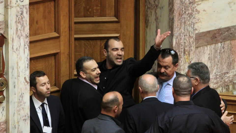 Počas protestného odchodu poslancov krajne pravicovej strany zo sadania parlamentu sa sálou ozvalo Heil Hitler.