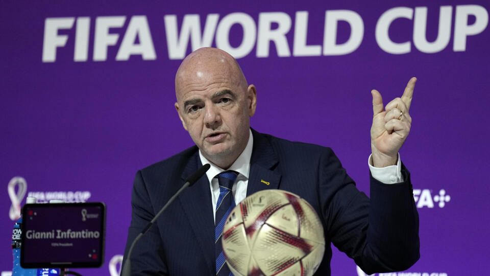 EBE 14 Dauha - Na snímke prezident Medzinárodnej futbalovej federácie (FIFA) Gianni Infantino počas záverečnej tlačovej konferencie na MS vo futbale 2022 v katarskej Dauhe 16. decembra 2022. FOTO TASR/AP
FIFA President Gianni Infantino meets the media at the FIFA World Cup closing press conference in Doha, Qatar, Friday, Dec. 16, 2022. (AP Photo/Martin Meissner)