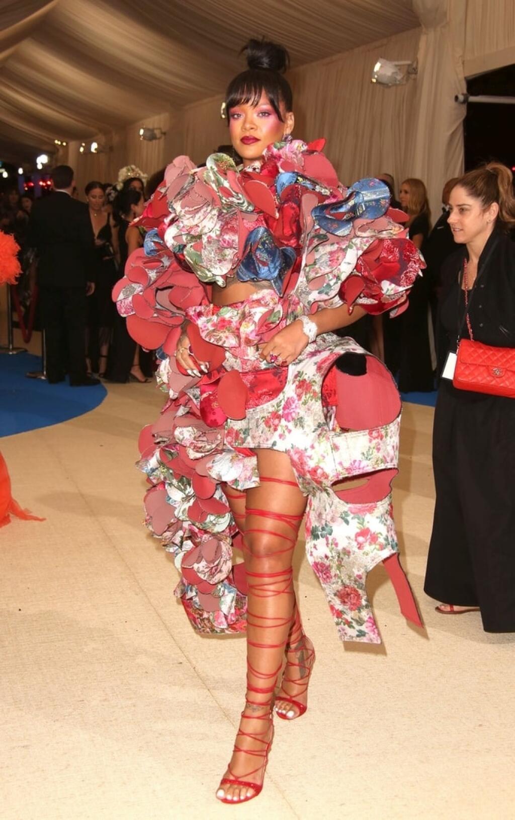 Rihanna (29) - U barbadoskej speváčky sme zvyknutí na poriadne výstrelky. Svojej povesti nezostala nič dlžná ani na tohtoročnom plese Met Gala. Farebné volány jej zdobili dokonalú postavu od hlavy až po päty. No po dlhoročných skúsenostiach v šoubiznise by už mohla vedieť, že menej je niekedy viac. Či už v hudbe alebo v móde.