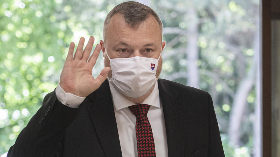 Na snímke minister práce, sociálnych vecí a rodiny SR Milan Krajniak (Sme rodina) prichádza na 19. rokovanie vlády SR v Bratislave 30. júna 2021. FOTO TASR - Martin Baumann