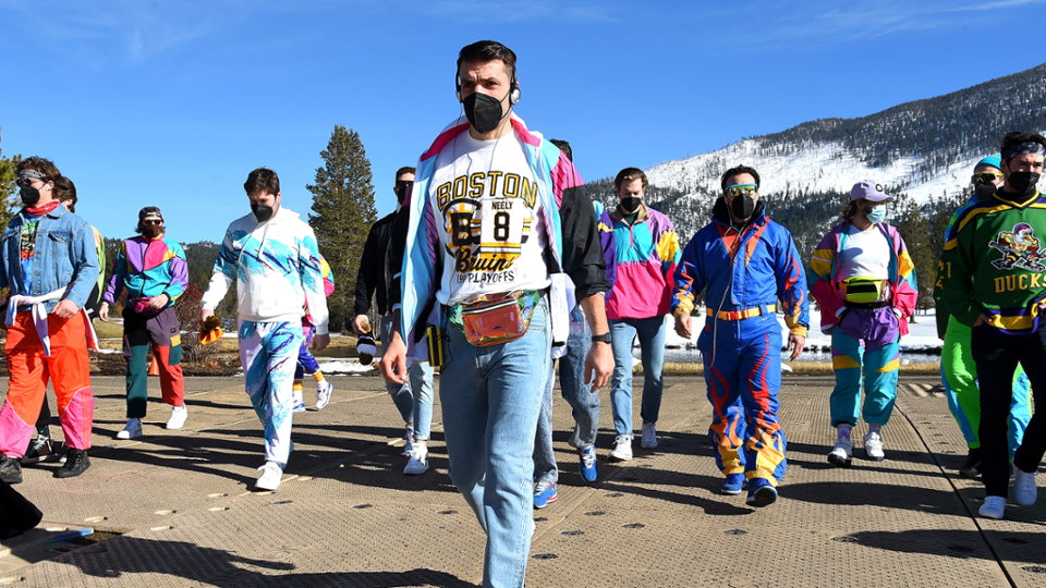 Pred špeciálnym súbojom s Coloradom Avalanchce, v ktorom napokon zvíťazili vysoko 7:3 ukázali štýlové outfity z 90-tych rokov, ktorými všetkým vyrazili dych.