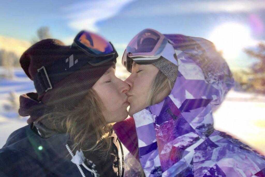 Snowboardistka Šárka Pančochová sa so snúbenicou Kaileenou Lare sa rozhodli, že sa nebudú ničím obmedzovať a pri bicyklovaní v lese odhodia všetky zábrany.