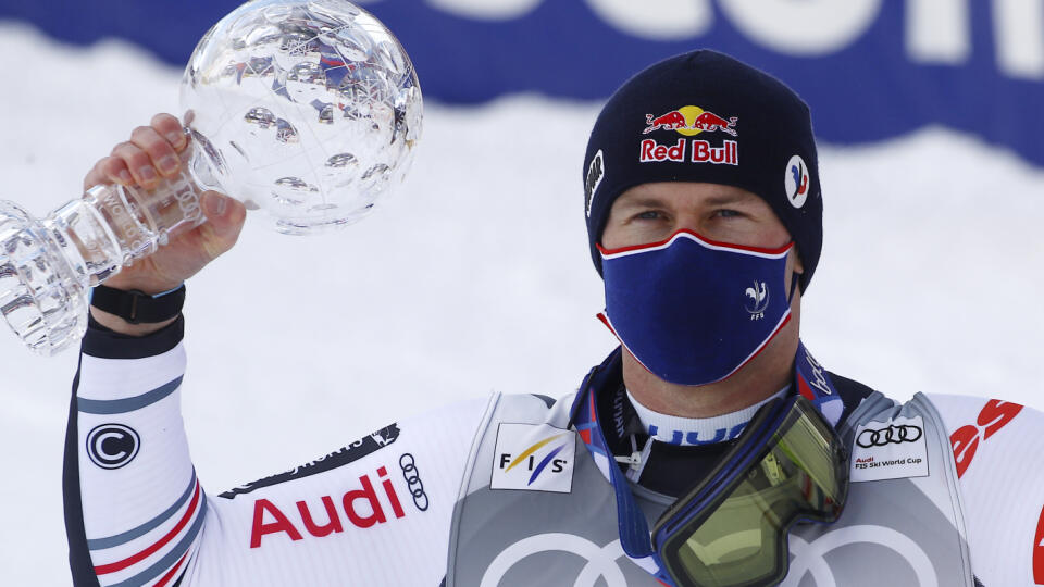 JB 32 Lenzerheide - Francúzsky lyžiar Alexis Pinturault pózuje s veľkým kryštáľovým glóbusom po jeho víťazstve obrovského slalomu Svetového pohára v alpskom lyžovaní vo švajčiarskom Lenzerheide 20. marca 2021. FOTO TASR/AP
France's Alexis Pinturault celebrates as he holds the crystal ball trophy of the alpine ski, World Cup men's giant slalom discipline title, in Lenzerheide, Switzerland, Saturday, March 20, 2021. (AP Photo/Marco Trovati)