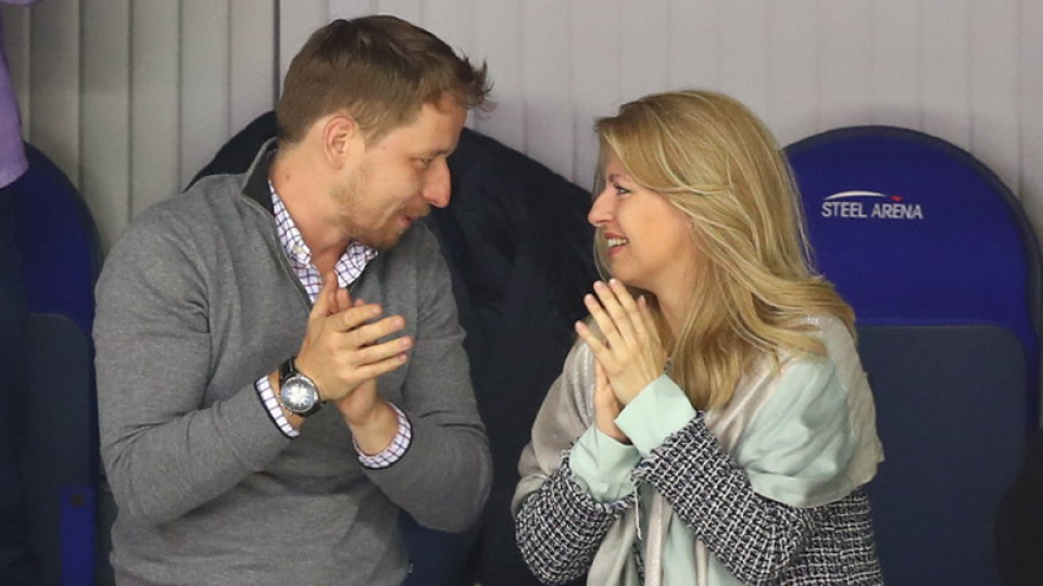 Prezidentka Zuzana Čaputová si vyšla fandiť hokejistom. Zobrala si tam aj poradcov z kampane. Namiesto frajera pri nej sedel hovorca a šéf jednej PR agentúry Michal Repa. Ten zo Zuzany Čaputovej nevedel spustiť oči.