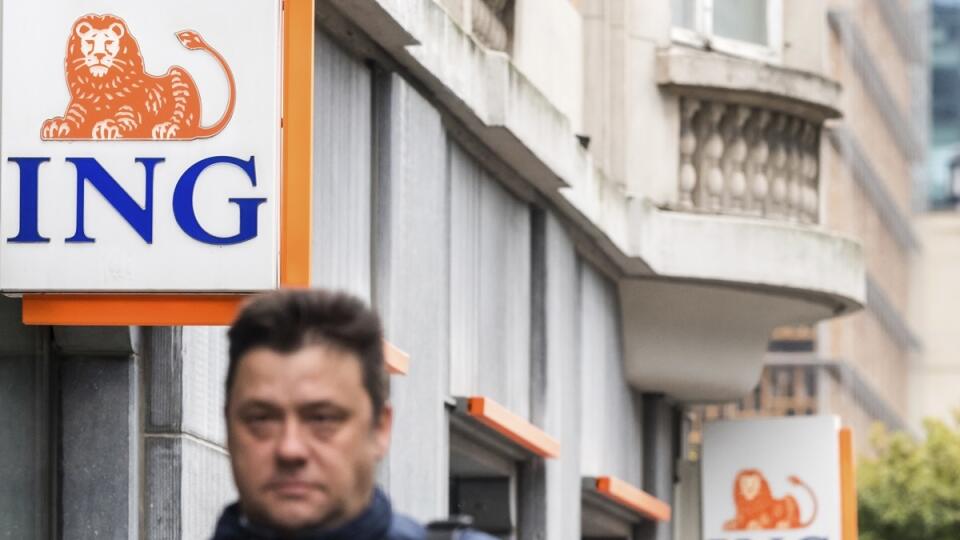 KK52 Brusel - Muž kráča okolo pobočky banky ING v Bruseli 3. októbra 2016. Holandská banková skupina ING Groep, ktorá je najväčším poskytovateľom úverov v krajine, zruší 5800 pracovných miest. O prácu tak príde zhruba 11 % jej zamestnancov, predovšetkým v Belgicku a v Holandsku. Banka tiež urýchli svoju digitalizáciu. FOTO TASR/AP
A man walks by an ING bank branch in Brussels, Monday, Oct. 3, 2016. Dutch banking group ING says it is closing hundreds of branches in Belgium and that 3,150 jobs are