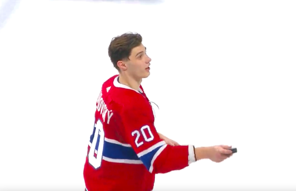 Hoci Slafkovský momentálne ťahá šnúru bez bodu, po prvom góle za Montreal si užíval značnú popularitu a takto hádzal do hľadiska po zápase puky.