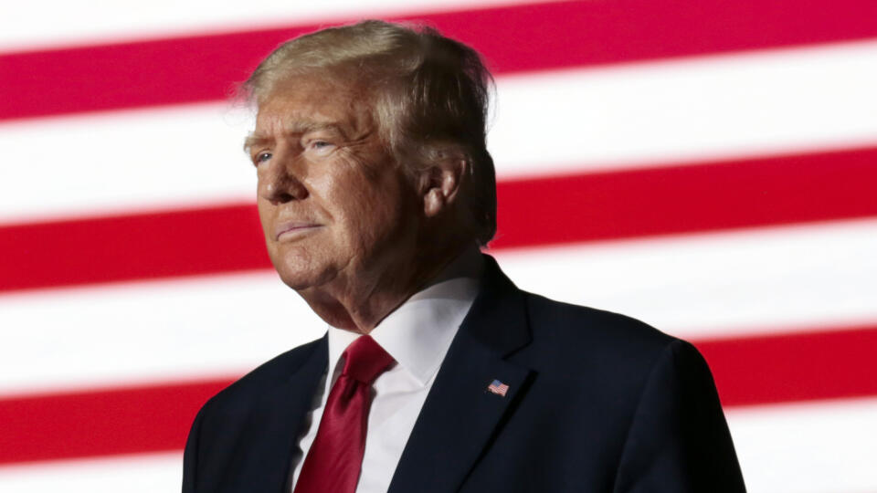 PK 7 archív Wilmington - Na archívnej snímke z 23. septembra 2022 bývalý americký prezident Donald Trump počúva potlesk publika počas výstupu na pódium v rámci zhromaždenia v americkom Wilmingtone v štáte Severná Karolína. Právnici bývalého prezidenta Donalda Trumpa požiadali v utorok Najvyšší súd USA, aby vstúpil do sporu o tajné dokumenty, ktoré zhabala FBI počas augustovej razie v Trumpovom sídle Mar-a-Lago na Floride. FOTO TASR/AP
FILE - Former President Donald Trump listens to applause fro